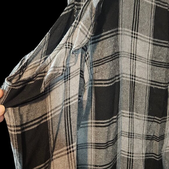 Maurices Black & Gray Plaid Cold Shoulder Top Size Large - Picture 6 of 6